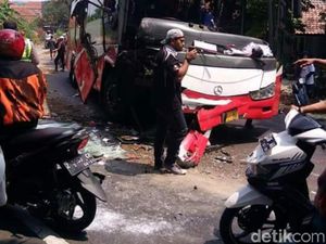 Tali Penarik Putus, Bus Mundur Tewaskan Warga yang Tonton Evakuasi