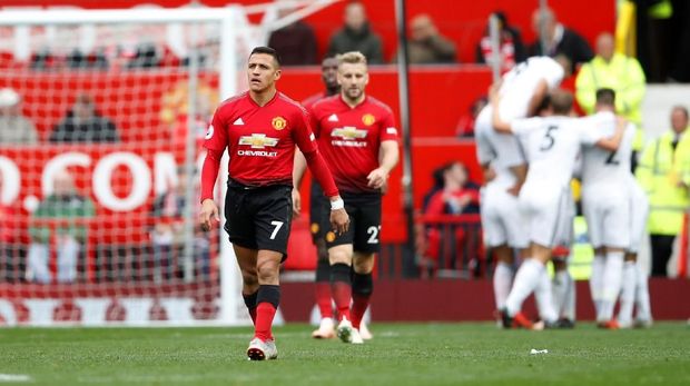 Jose Mourinho tengah di ujung tanduk setelah Manchester United terpuruk di Liga Primer Inggris. (