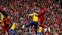 Keunggulan Liverpool bertambah di menit ke-21 ketika korner Trent Alexander-Arnold disundul oleh Joel Matip ke gawang Alex McCarthy. (Lee Smith/REUTERS)