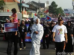 Aksi Ribuan Guru Honorer di Purwakarta, Pocong pun Ikut Longmarch