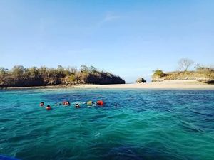 Itinerary Liburan Sehari di Pink Beach, Healing Bareng Keluarga Makin Seru Itinerary Liburan Sehari di Pink Beach, Healing Bareng Keluarga Makin Seru