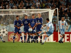 Mantan bek kiri Lazio dan Timnas Yugoslavia, Sinisa Mihajlovic, juga dikenal memiliki kaki kidal maut. Dia mencetak lebih dari 50 gol free kick langsung selama kariernya. (Mike Hewitt /Allsport)
