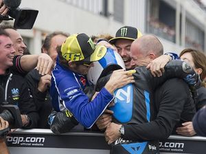 Rossi Berharap Romano Fenati Bisa Balapan Lagi