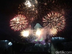 Epik! Detik-detik Kembang Api Tandai Peresmian Garuda Wisnu Kencana