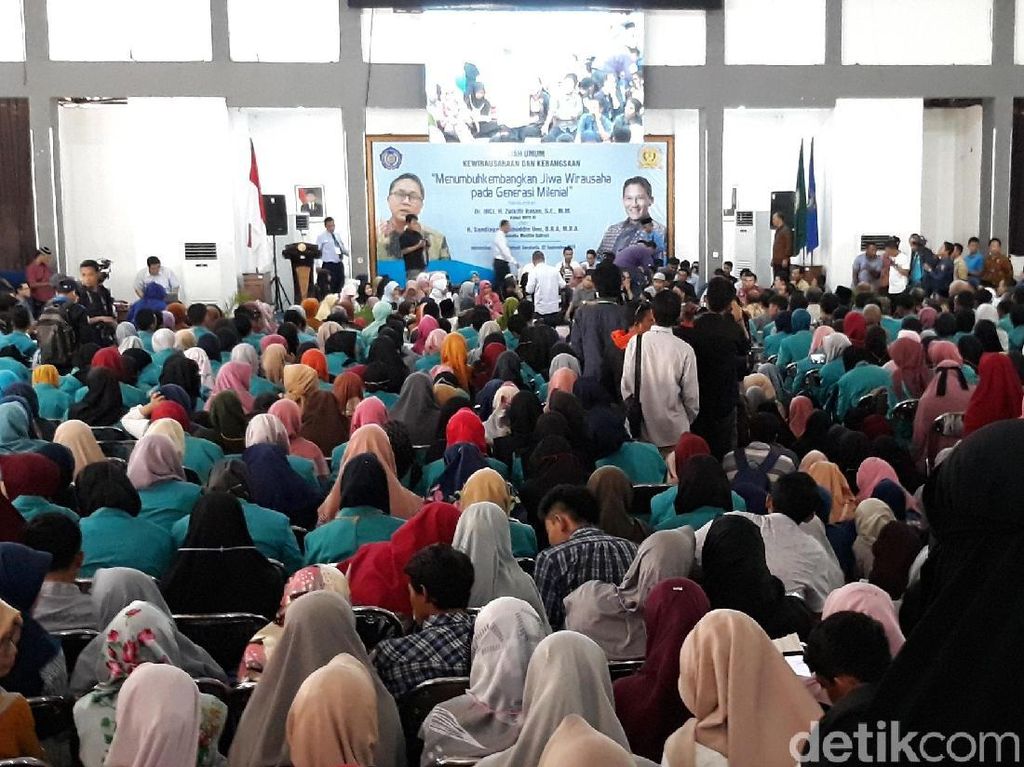 Isi Kuliah Bareng Sandiaga, Zulhas Ajak Mahasiswa Beri Suara di TPS Isi Kuliah Bareng Sandiaga, Zulhas Ajak Mahasiswa Beri Suara di TPS