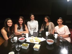 Manisnya Alia Bhatt Saat Rayakan Ulang Tahun Ayahnya dan Makan Cake Manisnya Alia Bhatt Saat Rayakan Ulang Tahun Ayahnya dan Makan Cake