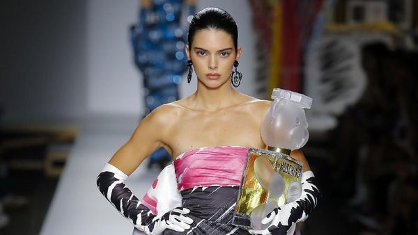 Foto: Kendall Jenner Eksis Lagi di Catwalk, Lihat Gaya Seksinya