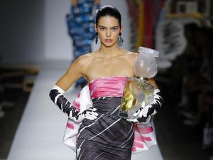 Foto: Kendall Jenner Eksis Lagi di Catwalk, Lihat Gaya Seksinya