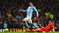 Aguero menciptakan gol untuk memaksakan hasil seri 2-2 melawan Liverpool, Februari 2013. Menerima umpan panjang dari Gareth Barry, Aguero menarik Pepe Reina keluar dari sarangnya sebelum menyelesaikan dengan sepakan dari sudut sempit di sisi luar kotak penalti. (Foto: Laurence Griffiths/Getty Images)