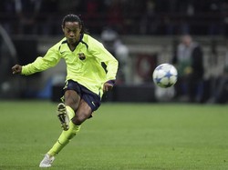 Gelandang asal Brasil, Ronaldinho, juga punya kemampuan maut dalam hal free kick. Ada 66 gol dibuat Ronaldinho dari eksekusi tendangan bebas ini. (Mike Hewitt/Getty Images)