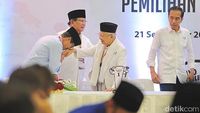 Momen Sandiaga Cium Tangan Maruf Amin di Pengambilan Nomor Urut