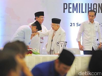 Momen Sandiaga Cium Tangan Maruf Amin di Pengambilan Nomor Urut