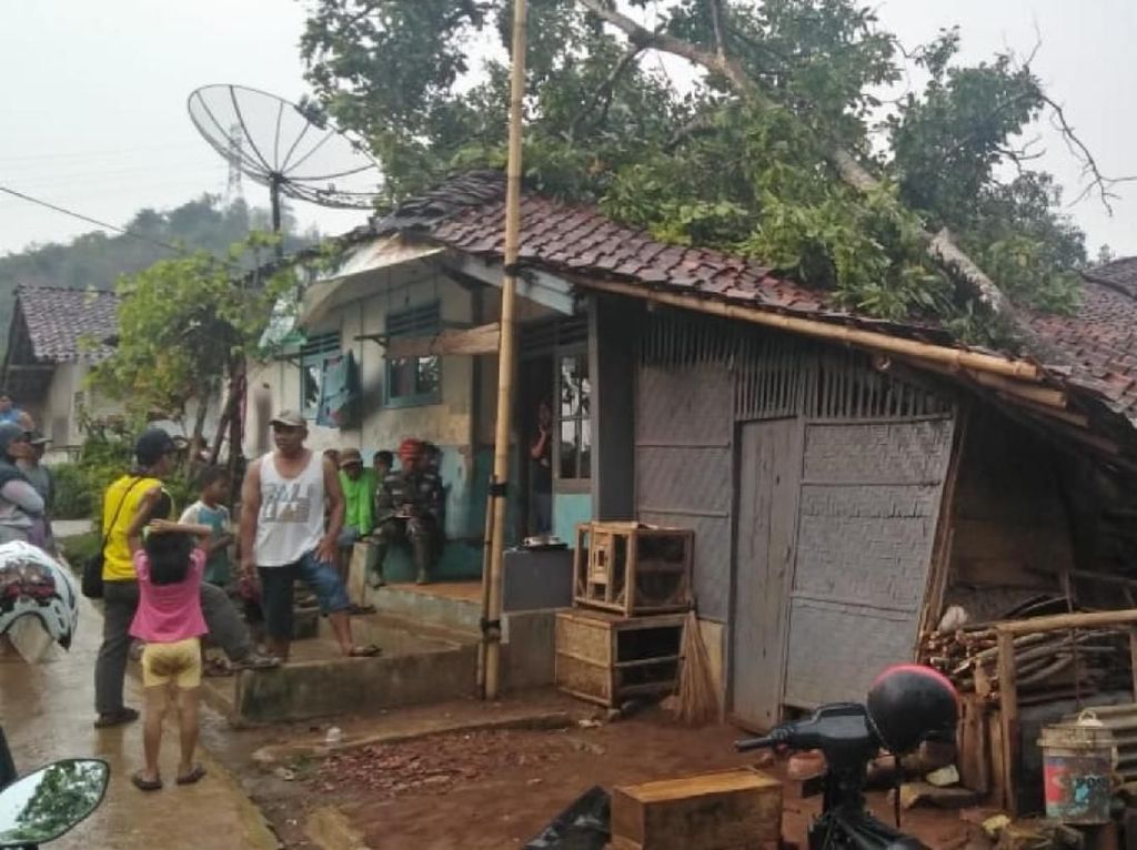Puting Beliung Sapu Cibarengkok Sukabumi, Puluhan Rumah Rusak Puting Beliung Sapu Cibarengkok Sukabumi, Puluhan Rumah Rusak