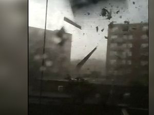 Dahsyatnya Tornado Lukai 5 Orang di Kanada