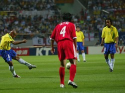 Di posisi ke-10 ada Roberto Carlos. Orang mengenalnya sebagai bek kiri yang mahir mengeksekusi tendangan bebas. Dia bikin 25 gol free kick selama 11 tahun membela Madrid. Free kick paling terkenal adalah ke gawang Prancis di tahun 1997. (Foto: Ben Radford/Getty Images)