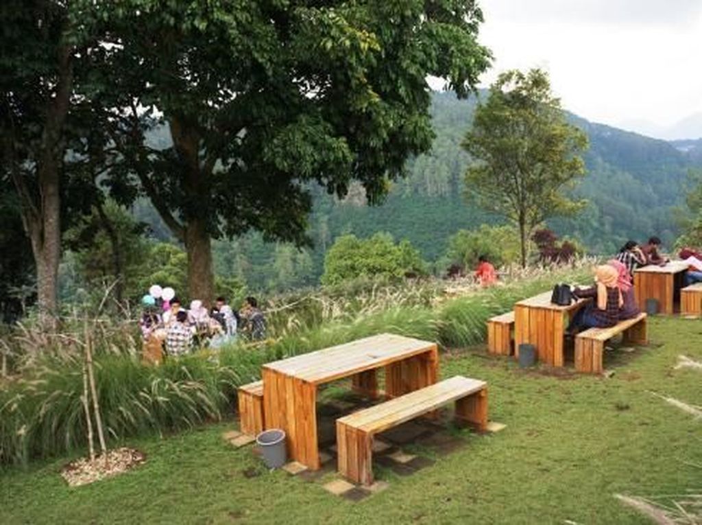 Sejuk Pisan! 5 Restoran di Bandung Ini Punya Konsep Menyatu dengan Alam Sejuk Pisan! 5 Restoran di Bandung Ini Punya Konsep Menyatu dengan Alam