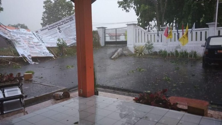 Kantor KPU Kabupaten Bandung Disapu Puting Beliung Kantor KPU Kabupaten Bandung Disapu Puting Beliung