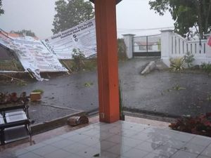 Kantor KPU Kabupaten Bandung Disapu Puting Beliung