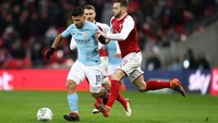 Yang terbaru, Arsenal dijadikan Aguero tempat membuat gol cantik saat berduel di final Piala Liga, Februari 2018. Claudio Bravo menendang bola jauh ke depan, Aguero mengecoh Shkodran Mustafi. Dari tepi kotak penalti, Aguero melepaskan me-lob bola melewati atas kepala David Ospina sebelum masuk gawang. (Foto: Catherine Ivill/Getty Images)