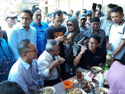 Pagi-pagi Sandiaga Sarapan Soto di Pinggiran Jalan Solo