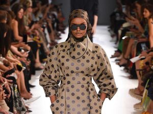 Model Berhijab Halima Aden Tampil di Iklan Kosmetik MAC