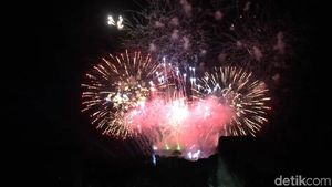 Potret Lautan Kembang Api di Atas Garuda Wisnu Kencana