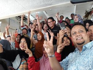 Saat Sandiaga Blusukan Bareng Zulhas di Pasar Kadipolo Solo