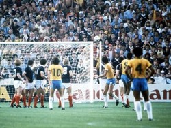 Brasil memang penghasil pemain yang mahir jadi eksekutor Free kick. Zico (10) adalah yang terbaik dalam urusan ini dengan total 101 gol selama kariernya. Luar biasa! (Getty Images)