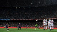 Lionel Messi itu pemain serba bisa. Dia juga mahir melakukan tendangan bebas. Total ada 33 gol tendangan bebas selama berkarier di Barcelona yang dicetak di lima kompetisi berbeda. (David Ramos/Getty Images)