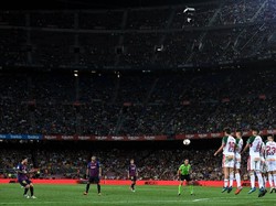 Lionel Messi itu pemain serba bisa. Dia juga mahir melakukan tendangan bebas. Total ada 33 gol tendangan bebas selama berkarier di Barcelona yang dicetak di lima kompetisi berbeda. (David Ramos/Getty Images)