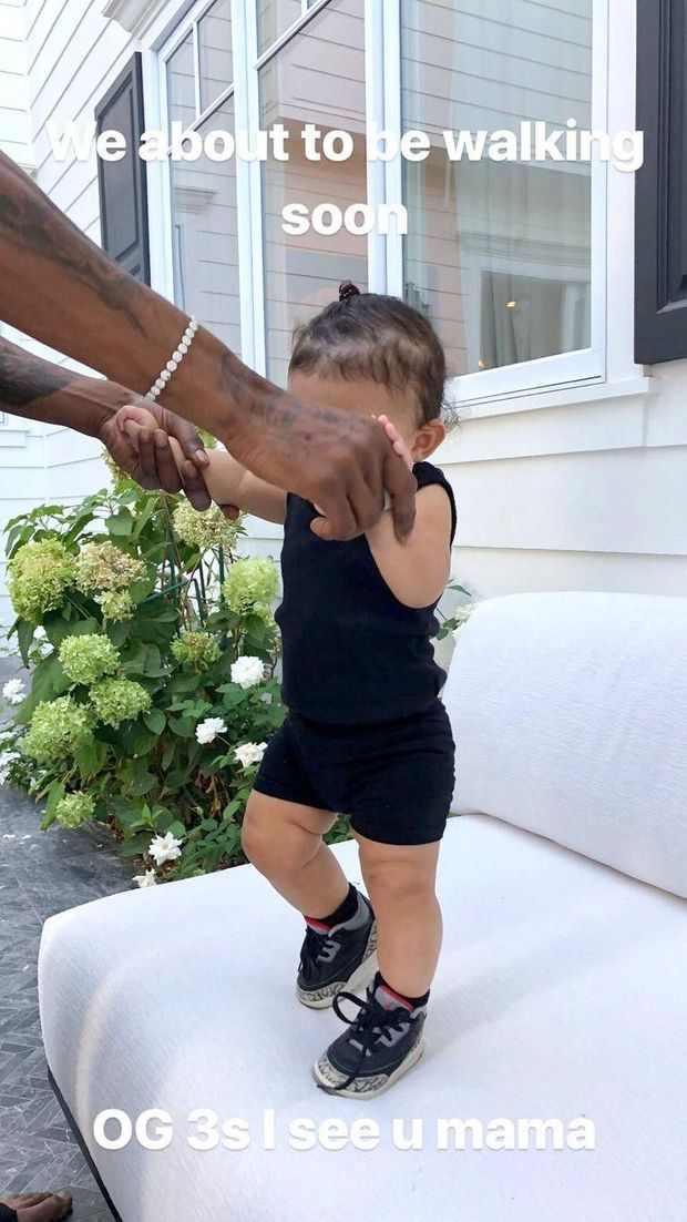 Bahagianya Kylie Jenner Ketika si Kecil Stormi Belajar Jalan