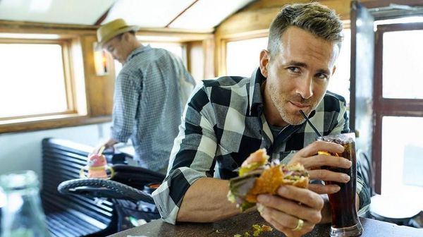 Tampan dan Humoris! Ryan Reynolds Ternyata Hobi Makan Cake dan Kembang Gula