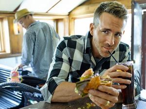 Tampan dan Humoris! Ryan Reynolds Ternyata Hobi Makan Cake dan Kembang Gula
