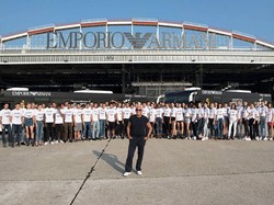 Unik, Giorgio Armani Gelar Fashion Show di Bandara