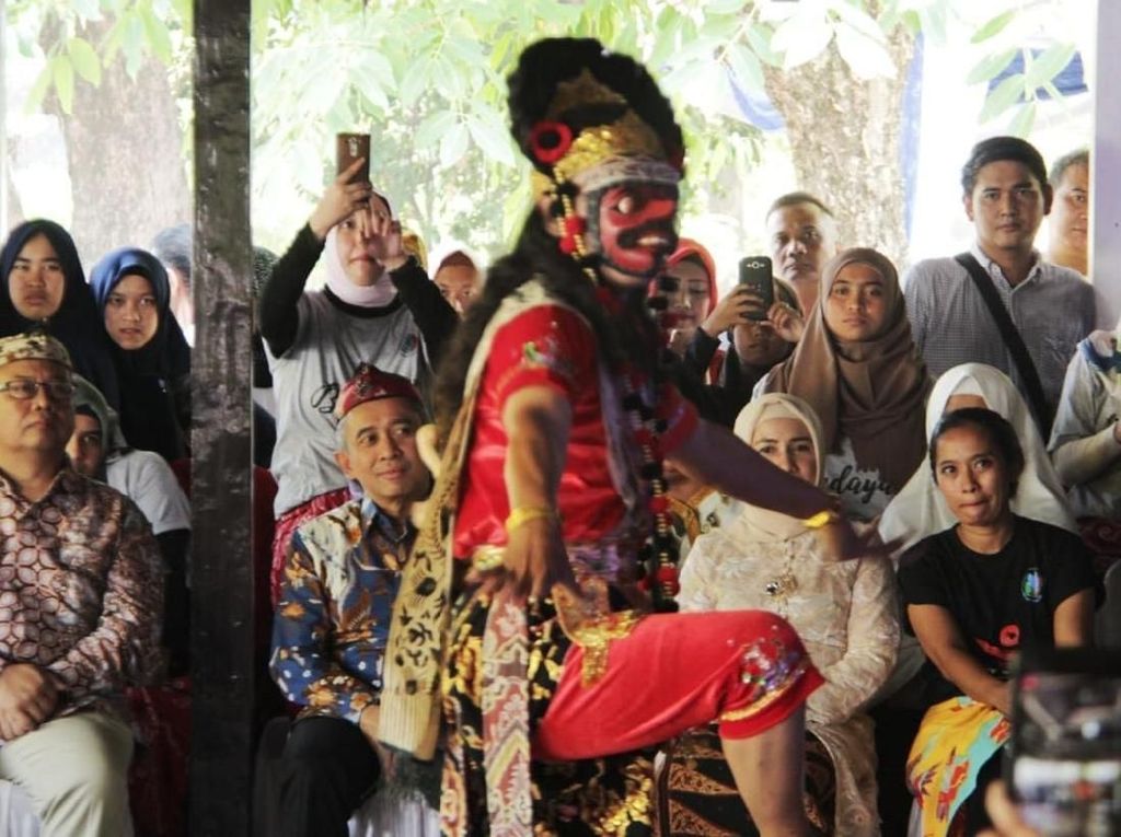 Edukasi Seni Tari Topeng untuk Lestarikan Budaya Cirebon Edukasi Seni Tari Topeng untuk Lestarikan Budaya Cirebon