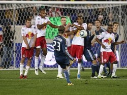 Maestro free kick asal Inggris, David Beckham, tentu tak bisa dilupakan. Beckham punya 65 gol free kick sepanjang kariernya yang luar biasa di berbagai klub dan juga Timnas Inggris. (Andy Marlin/Getty Images)