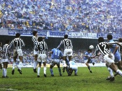 Diego Maradona tak perlu disangsikan lagi kemampuannya mengeksekusi tendangan bebas. Maradona punya 62 gol dari situasi tersebut. (Getty Images)