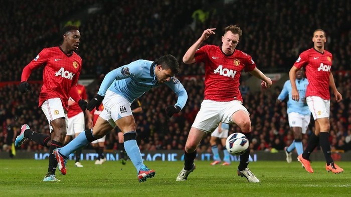 Aguero vs MU April 2013 MANCHESTER, ENGLAND - APRIL 08: Sergio Aguero of Manchester City scores his team's second goal to make the score 1-2 during the Barclays Premier League match between Manchester United and Manchester City at Old Trafford on April 8, 2013 in Manchester, England. (Photo by Alex Livesey/Getty Images)
