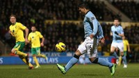 Dua gol disumbangkan Aguero ketika City ngamuk di Norwich City 6-1 pada 2012. Gol pertama Aguero tercipta dengan apik saat meneruskan sodoran Carlos Tevez dari sisi kiri dengan tembakan keras dari tepi kota penalti yang bersarang di sudut atas gawang Norwich. (Foto: Julian Finney/Getty Images)