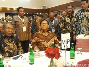 Ditemani Titiek Soeharto, Prabowo Hadiri Acara Bedah Buku