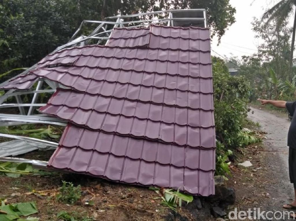 Penampakan Atap Terbang Tertiup Puting Beliung di Sukabumi
