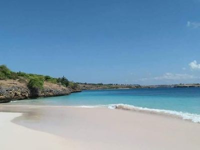 Potret Pantai Pink yang Menggoda di Lombok Timur