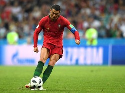 Sejauh ini Cristiano Ronaldo sudah mencetak 56 gol free kick. Rinciannya adalah 14 bersama Manchester United, 34 bersama Real Madrid, dan delapan di timnas Portugal termasuk ke gawang Spanyol di Piala Dunia 2018. (Stu Forster/Getty Images)