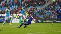 Serangan bertubi-tubi yang dilakukan City akhirnya berbuah hasil pada menit ke-32. Berawal dari umpan tarik Bernardo, Aguero berhasil membuka gol tim pada laga ke-300 bersama City lewat sepakan terukur di depan gawang. REUTERS/Andrews Boyers.