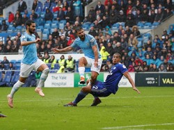 Serangan bertubi-tubi yang dilakukan City akhirnya berbuah hasil pada menit ke-32. Berawal dari umpan tarik Bernardo, Aguero berhasil membuka gol tim pada laga ke-300 bersama City lewat sepakan terukur di depan gawang. REUTERS/Andrews Boyers.