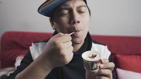 Selain Jago Bikin Video, YouTuber Chandra Liow Juga Penggemar Berat Es Krim