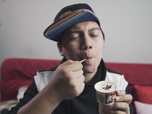 Selain Jago Bikin Video, YouTuber Chandra Liow Juga Penggemar Berat Es Krim