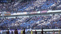 Suporter Persib terlihat sangta kompak dari tribun.