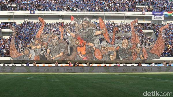 Kemeriahan Bobotoh di Stadion GBLA