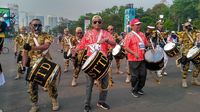 Bertopi Terbalik dan Kacamata Hitam, Aksi Budi Karya Main Drumband